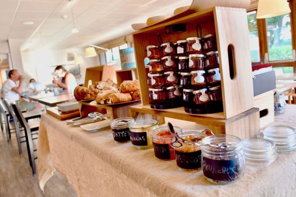 Buffet petit-déjeuner de l'hôtel Kyriad Tours